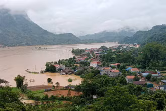 Nước lũ do ảnh hưởng của bão số 3 gây ngập cánh đồng rộng 100ha và bắt đầu gây ngập lụt tới nhà dân tại xã Nam Cường, huyện Chợ Đồn, tỉnh Bắc Kạn. (Ảnh: TUẤN SƠN)