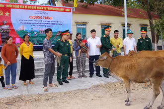 Đại diện Trung đoàn 710, Binh đoàn 15 (Bộ Quốc phòng) trao bò sinh sản tặng các hộ dân khó khăn trên địa bàn xã Ia Mơ, huyện Chư Prông, tỉnh Gia Lai,