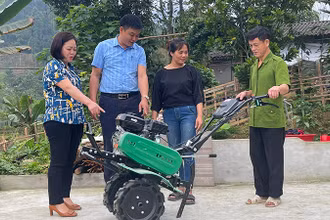 Hỗ trợ máy sản xuất cho nông dân nghèo xã Hồng Ca, huyện Trấn Yên, tỉnh Yên Bái. (Ảnh: THANH SƠN)
