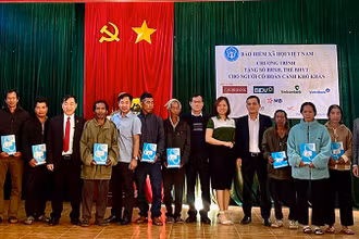Trao tặng thẻ bảo hiểm y tế tặng người dân tộc thiểu số có hoàn cảnh khó khăn ở xã Đak Krong, huyện Đak Đoa, tỉnh Gia Lai. (Ảnh: Ban tổ chức)
