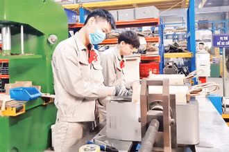 Lao động tại Công ty CP Thiết bị điện MBT, điểm công nghiệp Sông Cùng, xã Đồng Tháp, huyện Đan Phượng, Hà Nội. (Ảnh: NGUYÊN TRANG)