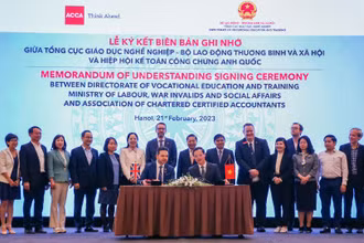 Lễ ký Biên bản ghi nhớ giữa Tổng cục Giáo dục nghề nghiệp và Hiệp hội Kế toán công chứng Anh quốc (ACCA), tháng 2/2023. (Ảnh: Nhật Quang)
