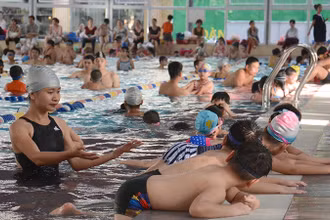 Một lớp dạy bơi, phòng chống đuối nước cho trẻ em tại Trung tâm Thể thao Olympia Hà Nội. (Ảnh TUỆ NGHI)