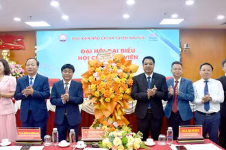 Ban lãnh đạo Học viện Báo chí và Tuyên truyền tặng hoa chúc mừng Đại hội. (Ảnh: AJC)