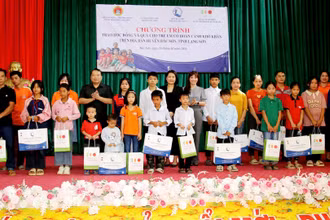 Đoàn công tác trao học bổng cho trẻ em có hoàn cảnh đặc biệt khó khăn tỉnh Lạng Sơn. (Ảnh: NFVC)