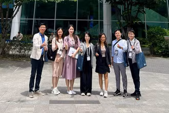 Tiến sĩ Lê Thị Phương (đứng giữa) cùng nhóm nghiên cứu tham dự Hội nghị Vật liệu sinh học thế giới - WBC 2024 tại Hàn Quốc.