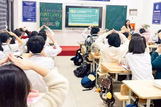 Học sinh Trường THCS Giảng Võ (Hà Nội) trong giờ học "Internet an toàn cho học đường".