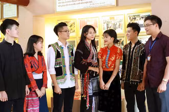 Thầy và trò Trường phổ thông Vùng cao Việt Bắc (tỉnh Thái Nguyên) trong tiết học thực tế về phát huy sức mạnh đại đoàn kết toàn dân tộc. (Ảnh THẾ ĐẠI)