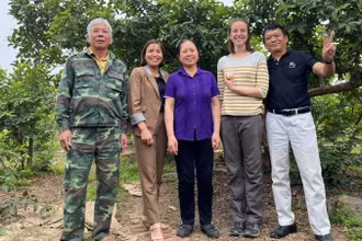 Du khách tới tham quan, trải nghiệm tại vườn ổi xã Đông Dư, huyện Gia Lâm (Hà Nội). (Ảnh: QUANG HUY)