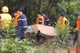 Lực lượng chức năng tìm thấy thi thể nạn nhân bị lũ cuốn ở Chợ Mới trong sáng 27/8.