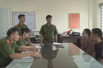 Công an Lý Nhân làm việc với hai đối tượng lừa đảo qua mạng xã hội.