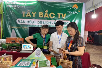 Người dân tham gia mua hàng tại hội chợ.