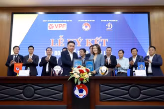 Lãnh đạo VFF và Tập đoàn thể thao Động Lực tại lễ ký kết tài trợ.