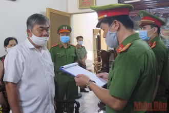 Ngày 4/6/2021, Công an đang khám xét nơi ở và thực hiện lệnh tạm giam ông Nguyễn Chí Hiến, nguyên Phó Chủ tịch Thường trực Ủy ban nhân dân tỉnh Phú Yên.