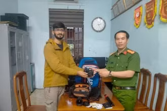 Công an huyện Hoằng Hóa giao trả tài sản cho anh KarnaTak.