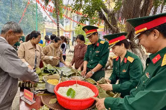 Cán bộ chiến sĩ Bộ Chỉ huy Quân sự tỉnh Ninh Thuận cùng tham gia Chương trình "Ngày hội bánh chưng xanh" với đồng bào dân tộc Raglai, xã Phước Chiến, huyện Thuận Bắc, tỉnh Ninh Thuận. (Ảnh: DANH TÀI)