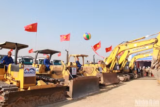Hệ thống máy móc, phương tiện của liên danh nhà thầu thi công dự án.