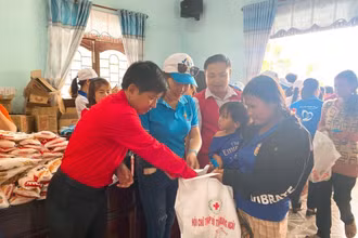 Chủ tịch Hội Chữ thập đỏ tỉnh Quảng Ngãi Phạm Ngọc Thành trao quà cho người dân tại phiên chợ nhân đạo.