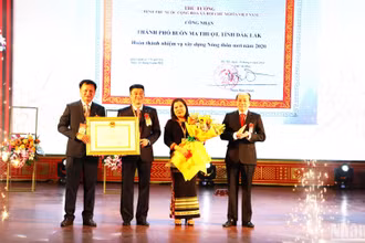 Thừa ủy quyền của Thủ tướng Chính phủ, Chủ tịch Ủy ban nhân dân tỉnh Đắk Lắk Phạm Ngọc Nghị trao Quyết định của Thủ tướng Chính phủ công nhận thành phố Buôn Ma Thuột hoàn thành Chương trình xây dựng nông thôn mới cho lãnh đạo thành phố Buôn Ma Thuột.