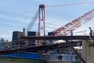 Giàn giáo phụ trợ thi công, nơi các công nhân gặp nạn.