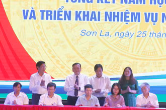 Ký cam kết trách nhiệm giữa Giám đốc Sở Giáo dục và Đào tạo tỉnh Sơn La với hiệu trưởng các trường và giám đốc các trung tâm.