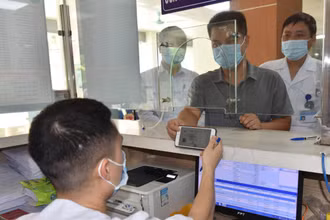 Người tham gia bảo hiểm y tế được hưởng nhiều tiện ích khi sử dụng hình ảnh thẻ bảo hiểm y tế trên ứng dụng VssID để khám, chữa bệnh. (Ảnh: Tâm Trung)