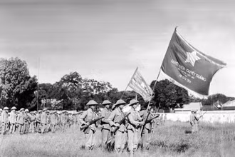 Một đơn vị của Trung đoàn Thủ đô với lá cờ "Quyết chiến, quyết thắng" của Chủ tịch Hồ Chí Minh tặng tham dự Lễ chào cờ đầu tiên trong Ngày giải phóng Thủ đô, diễn ra tại sân Cột Cờ (nay là Đoan Môn-Hoàng thành Thăng Long) vào lúc 15 giờ ngày 10/10/1954. (Ảnh: Tư liệu TTXVN)