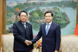 Phó Thủ tướng Lê Minh Khái tiếp Bộ trưởng Tài chính Lào Bounchom Ubonpaseuth. (Ảnh: VGP)