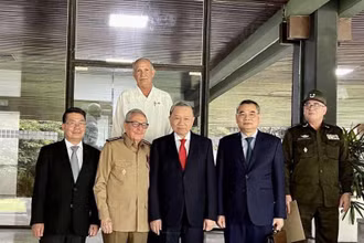 Bộ trưởng Tô Lâm thăm hỏi sức khỏe Đại tướng Raúl Castro Ruz. (Ảnh: Báo Công an nhân dân)