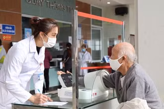 Ảnh minh họa: Người dân đi khám chữa bệnh bảo hiểm y tế. (Nguồn: TTXVN)