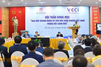 Đồng chí Nguyễn Xuân Thắng phát biểu đề dẫn tại Hội thảo.