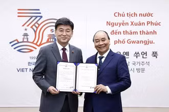 Chủ tịch nước Nguyễn Xuân Phúc và Thị trưởng thành phố Gwangju Bang Se-hwan tại Lễ công bố Ngày Việt Nam của thành phố Gwangju. (Ảnh: TTXVN)