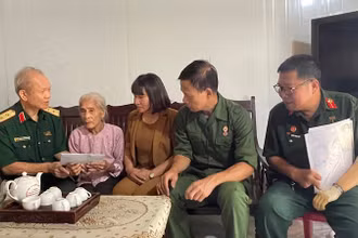 Trung tướng Hoàng Khánh Hưng cùng đoàn công tác thăm hỏi tặng quà mẹ liệt sĩ Nguyễn Thị Vinh (92 tuổi) ở tổ 6 phường Nguyễn Thái Học, thành phố Yên Bái.