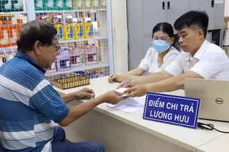 Chi trả lương hưu cho cán bộ hưu trí tại Tây Ninh. Hiện cơ quan Bảo hiểm xã hội đẩy mạnh việc chi trả qua tài khoản cá nhân.