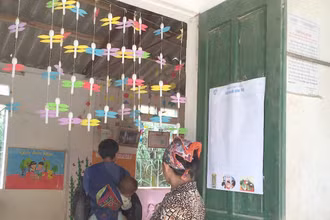 Đưa trẻ đến lớp (tại một phòng học tạm ở huyện Thông Nông, Cao Bằng). Ảnh: THANH XUÂN