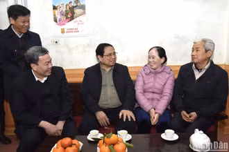 Thủ tướng Phạm Minh Chính thăm gia đình ông Trần Văn Thế, bệnh binh 2/3, ở thị trấn Lam Sơn, huyện Thọ Xuân và bày tỏ lòng tri ân sâu sắc của Đảng và Nhà nước trước sự hy sinh, đóng góp to lớn của gia đình trong công cuộc đấu tranh giải phóng dân tộc.