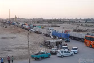 Đoàn xe chở hàng viện trợ cho Dải Gaza di chuyển qua Bắc Sinai, Ai Cập ngày 9/9/2024. Ảnh: THX/TTXVN