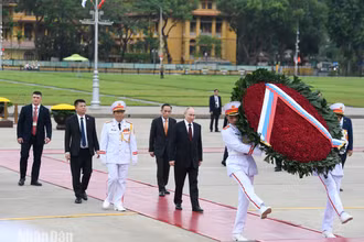 Tổng thống Liên bang Nga Vladimir Putin cùng Đoàn đại biểu cấp cao Nga đến đặt vòng hoa và vào Lăng viếng Chủ tịch Hồ Chí Minh. 