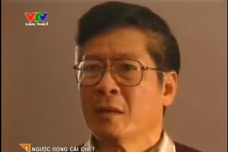 Nghệ sĩ Hữu Độ trong loạt phim "Cảnh sát hình sự" - phần đầu tiên mang tên "Ngược dòng cái chết," sản xuất năm 1999. (Ảnh chụp màn hình)