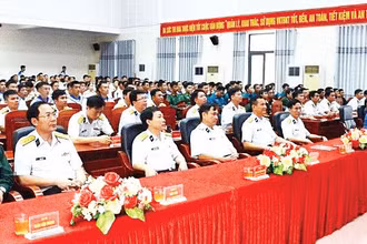 Các đại biểu dự triển lãm “Hải quân nhân dân Việt Nam Anh hùng - 70 năm hành trình giữ biển”. (Ảnh NGỌC VĨNH)