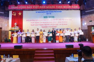 Lãnh đạo Sở Y tế Hà Nội biểu dương các cá nhân điển hình tiên tiến, người tốt, việc tốt cấp ngành năm 2023.
