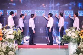 Các đại biểu ấn nút khởi động Tạp chí.