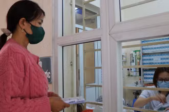 Người dân mua thuốc điều trị bệnh tai bệnh viện.