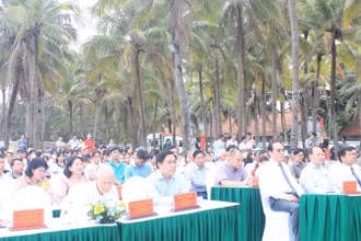 Các đại biểu tham gia hoạt động thả cá tại Lễ kỷ niệm. 