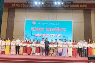 Lãnh đạo Bệnh viện Đa khoa huyện Ba Vì trao phần thưởng cho các điều dưỡng có thành tích xuất sắc trong công tác chuyên môn.