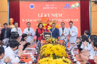 Phó Chủ tịch Quốc hội Nguyễn Thị Thanh tặng hoa và quà lưu niệm cho Ban Giám đốc Bệnh viện K tại buổi thăm và chúc mừng nhân Kỷ niệm 70 năm Ngày Thầy thuốc Việt Nam (27/2).