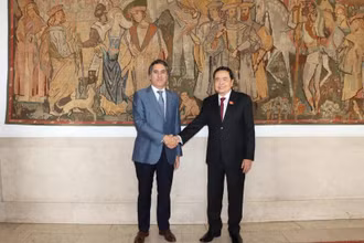 Phó Chủ tịch Thường trực Quốc hội Trần Thanh Mẫn và ông Francisco Andre Quốc vụ khanh Ngoại giao và Hợp tác Bồ Đào Nha. Ảnh: TTXVN