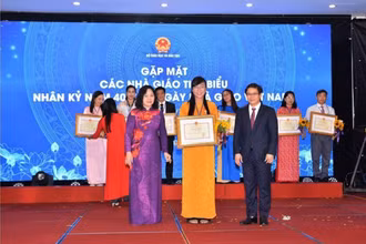 Cô giáo Nguyễn Ngọc Thúy (giữa) nhận Bằng khen nhà giáo tiêu biểu của Bộ Giáo dục và Đào tạo.