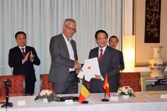 ng Andries Gryffroy, Chủ tịch BVA và ông Nguyễn Quang Vinh, Phó Chủ tịch VCCI, ký kết Bản ghi nhớ hợp tác. (Ảnh: Hương Giang/TTXVN)