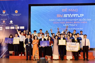 Ðại diện các dự án đoạt giải tại cuộc thi Học sinh, sinh viên với ý tưởng khởi nghiệp năm 2023. (Ảnh: moet.gov.vn) 